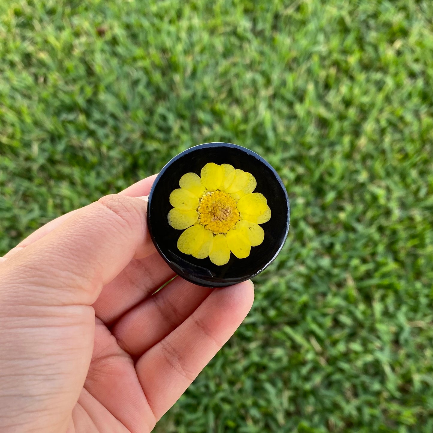 Holder con flor real amarilla